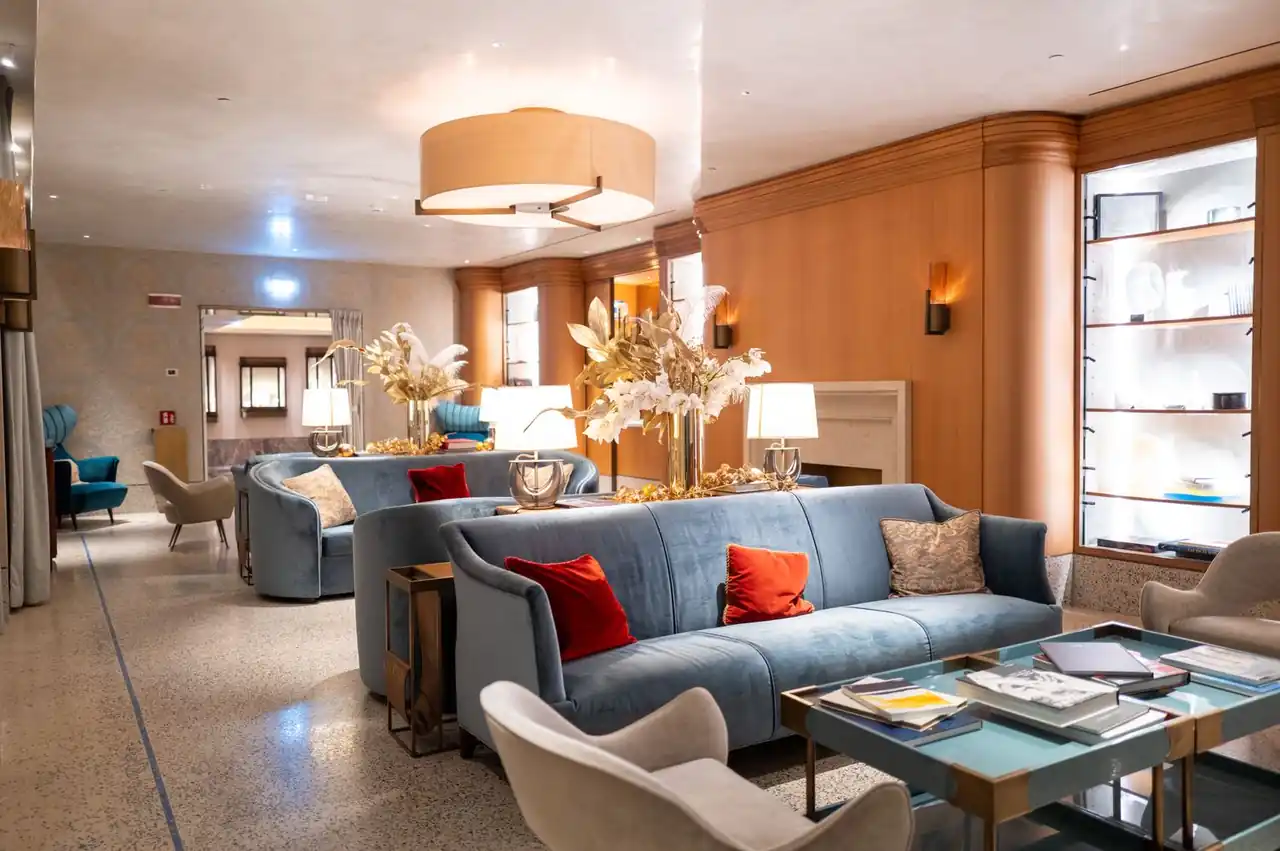Elegantno hotelsko preddverje Senvarian Hotel Stay