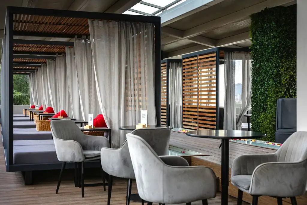 Utrinek iz hotelskega salona
