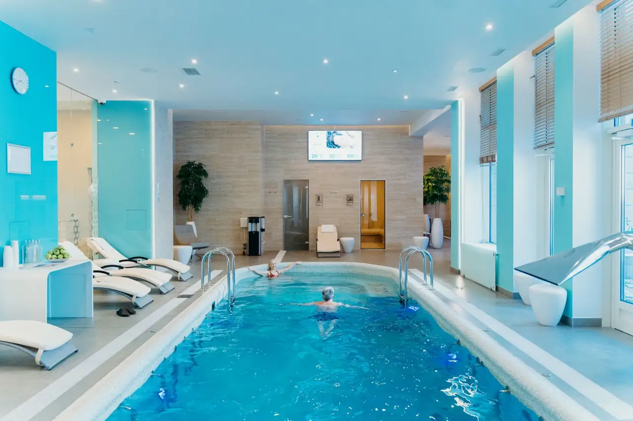 Luksuzen notranji bazen v Senvarian Hotel Stay